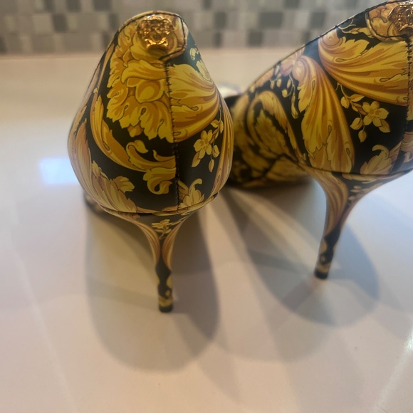 Versace pumps - Picture 6 of 9